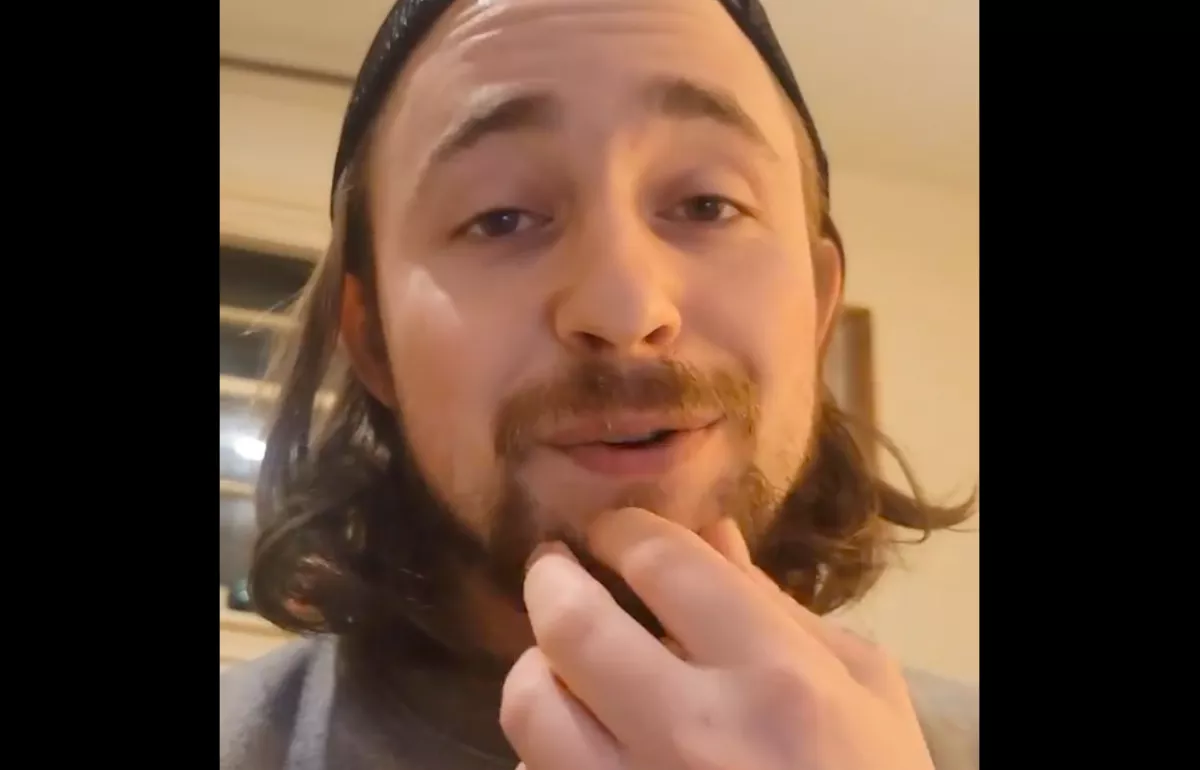 1997-es laptopot vett a férfi: amit felfedezett rajta, attól eláll a lélegzete - Videó