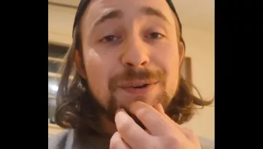 1997-es laptopot vett a férfi: amit felfedezett rajta, attól eláll a lélegzete - Videó