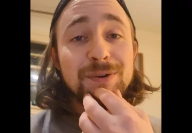 1997-es laptopot vett a férfi: amit felfedezett rajta, attól eláll a lélegzete - Videó