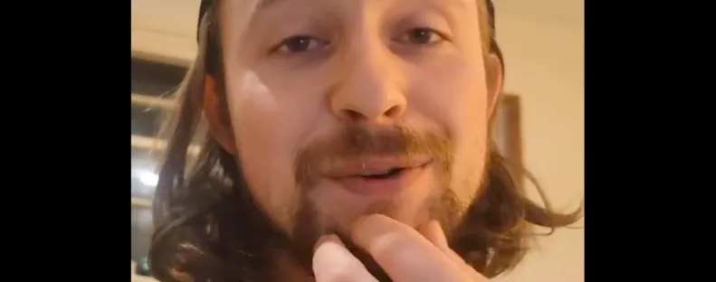 1997-es laptopot vett a férfi: amit felfedezett rajta, attól eláll a lélegzete - Videó