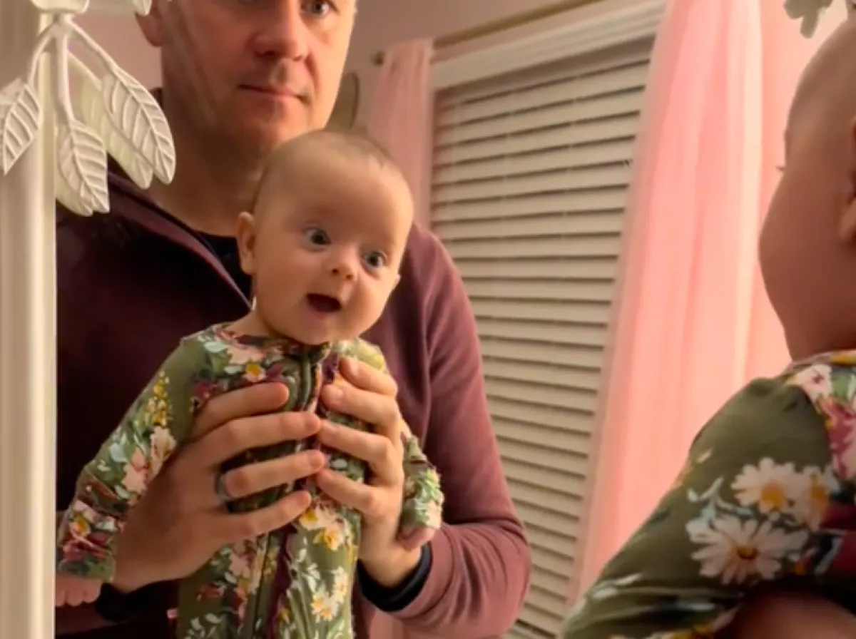 Először látja magát a baba a tükörben: a reakciója elolvasztja a világot - Videó