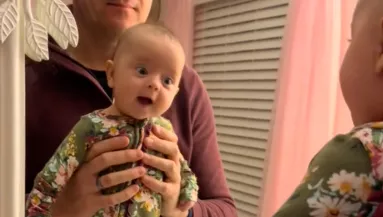 Először látja magát a baba a tükörben: a reakciója elolvasztja a világot - Videó