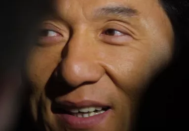Hajléktalan lett Jackie Chan lánya - Ezért utálja az apját - Videó