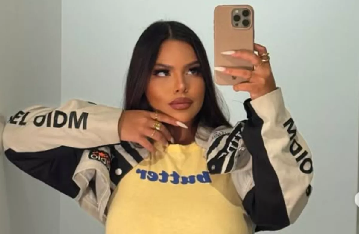 A feneke miatt dobták ki az Insta-modellt a repülőről - Fotók