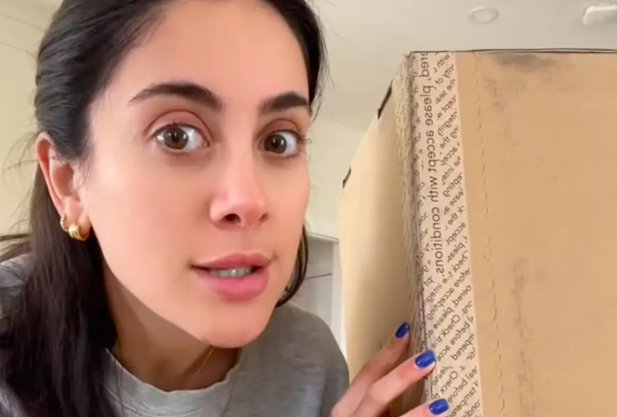 Szokatlan csomagot vesz át a nő a férje számára: amikor kinyitja, tátva marad a szája - Videó