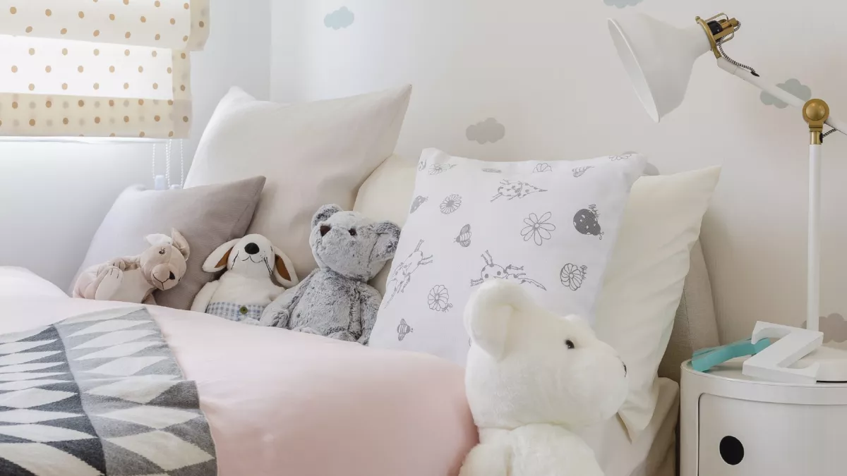 "Szörnyeket" kutat az ágy alatt a bébiszitter: hátborzongató felfedezést tesz - Fotó