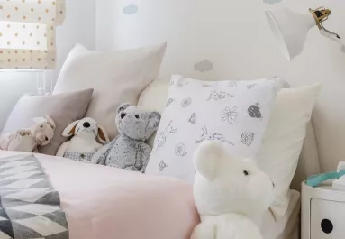 "Szörnyeket" kutat az ágy alatt a bébiszitter: hátborzongató felfedezést tesz - Fotó