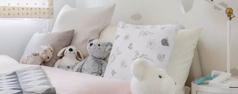 "Szörnyeket" kutat az ágy alatt a bébiszitter: hátborzongató felfedezést tesz - Fotó