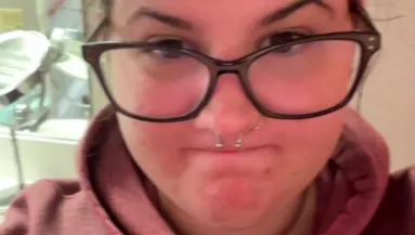 Hat év után mosta ki a takaróját a nő: az eredmény sokkoló - Videó