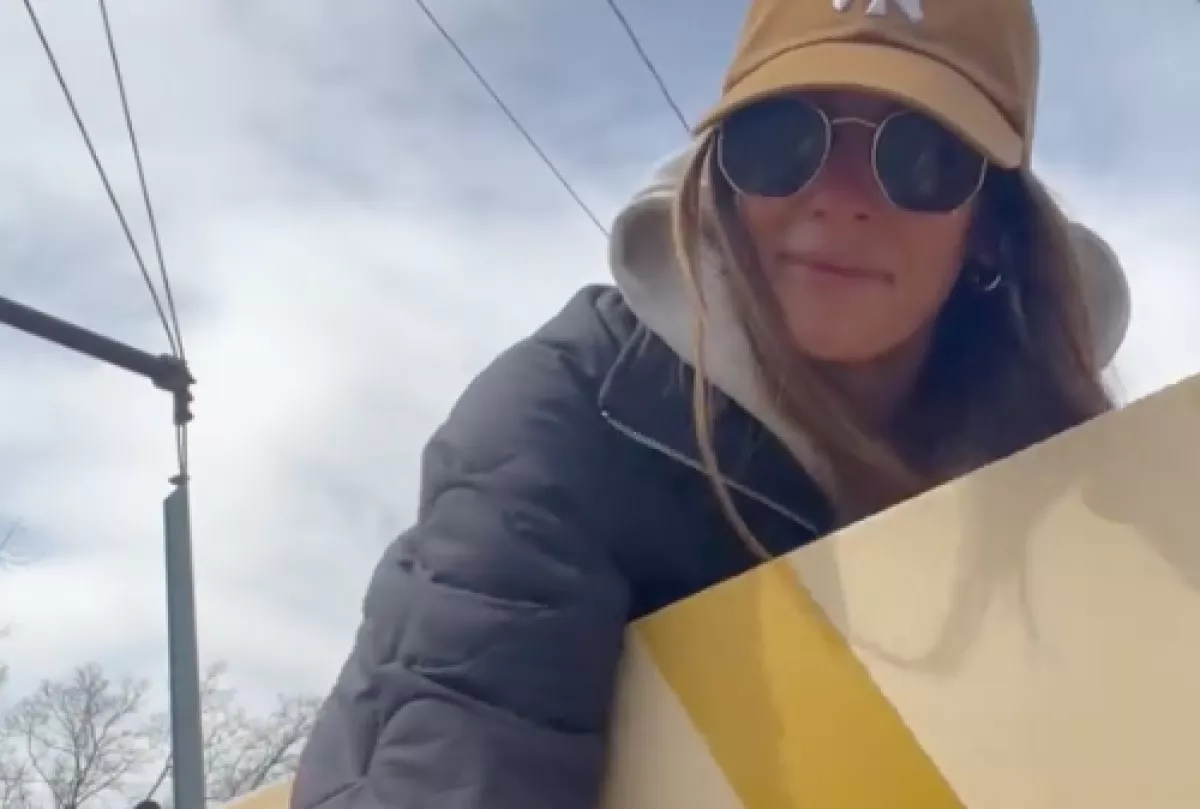 Egy 1987-es csomagot talált a szemétben a nő: az egész világ csodálkozik, mi volt benne - Videó