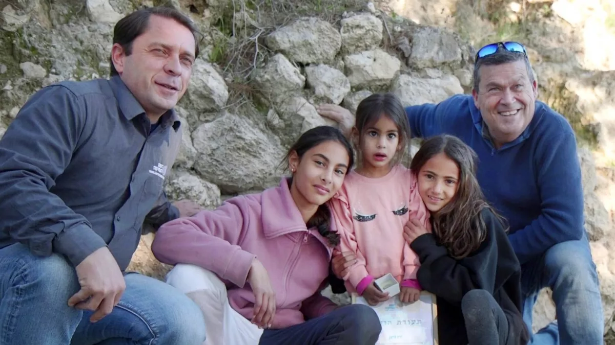 Felemelt egy követ a 3 éves kislány és szenzációs felfedezést tett - Fotók