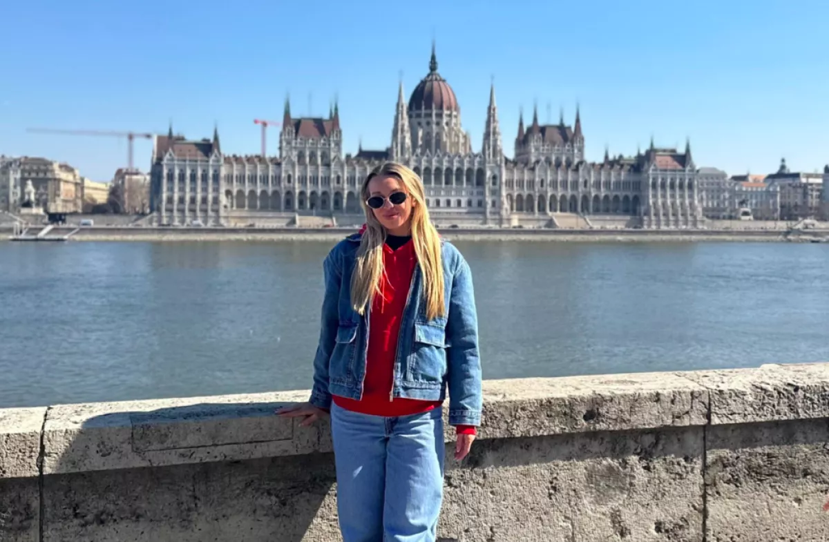 Csak a régi videókat törölte a budapesti nő a mobiljából: aztán meglátott egy férfit és sokkot kapott - Videó