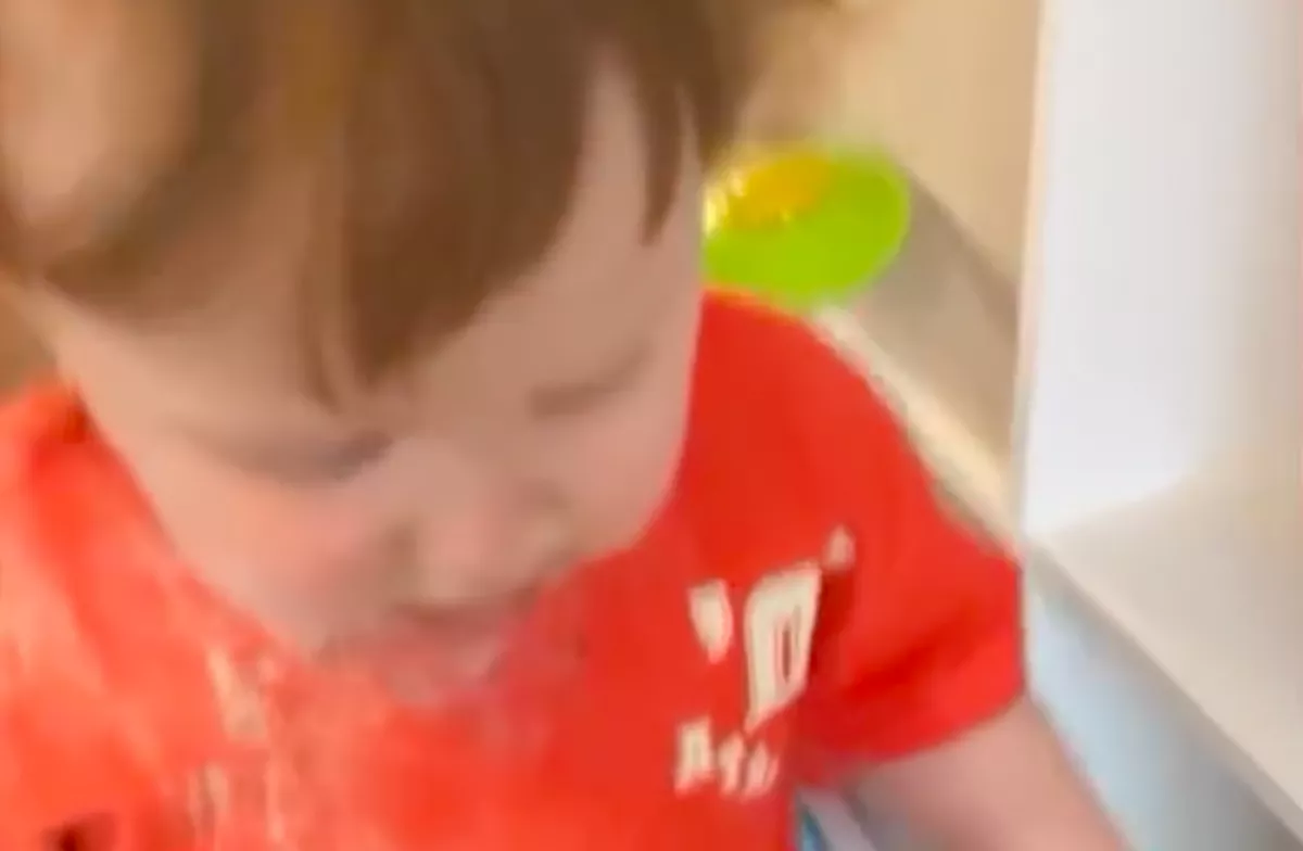 Megállt az anya szíve, amikor meglátta, mit tömött a kisfia a szájába - Videó