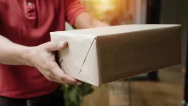 Csomagot hozott a futár: amikor meghallotta a nő szavait, azonnal hívta a rendőrséget - Fotó