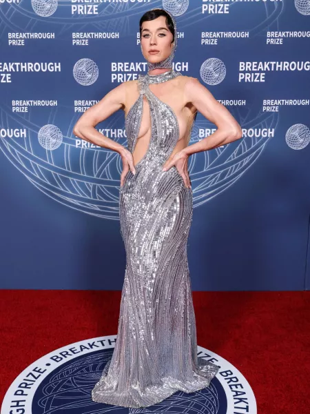 Breakthrough Prize, vörös szőnyeg, sztárok, meztelenruha, 