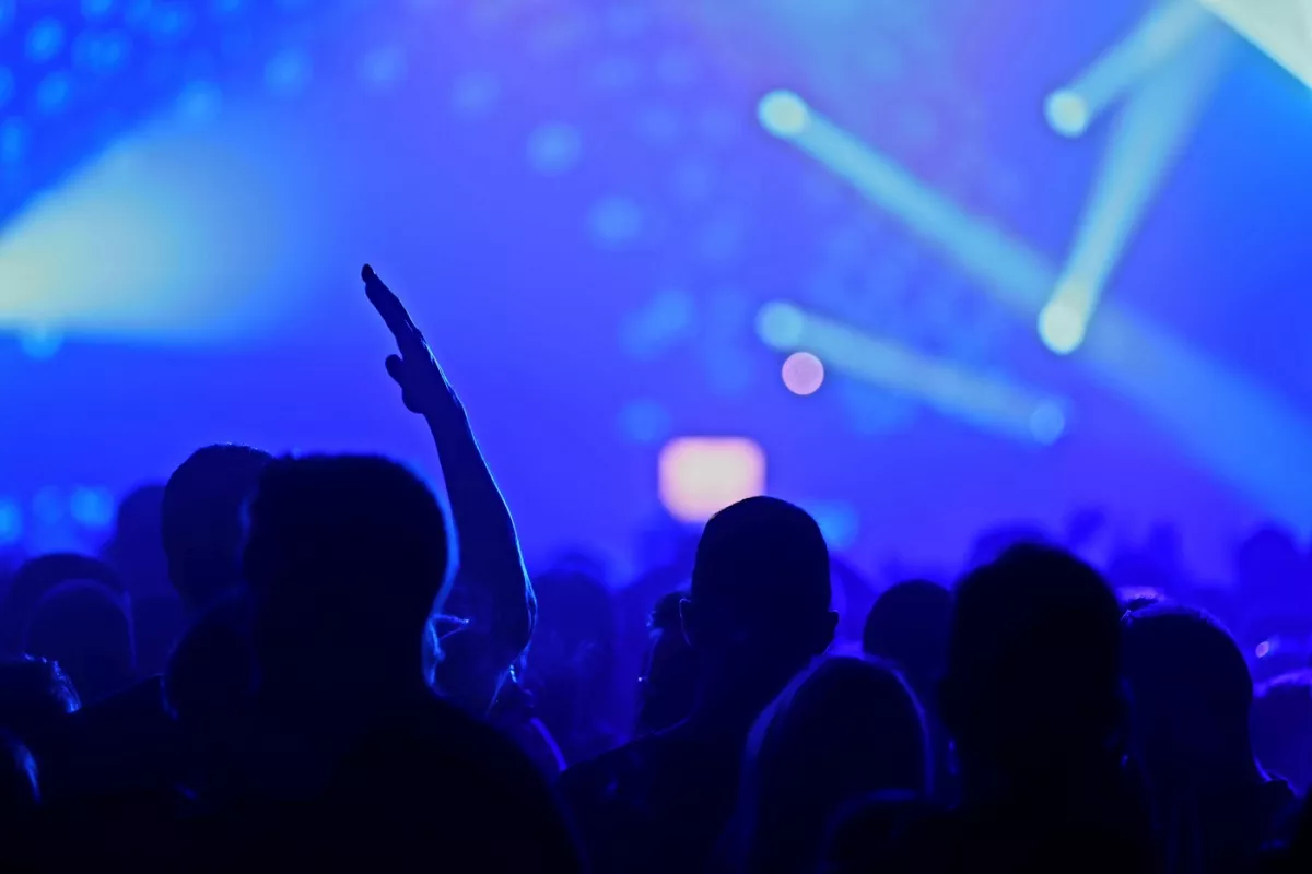 Verekedés a zuglói techno-bulin: életveszélyes állapotban vittek egy fiatalt kórházba - Fotók