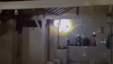 Az éjszaka közepén riad fel a család: sokkoló, mi ront rájuk - Videó