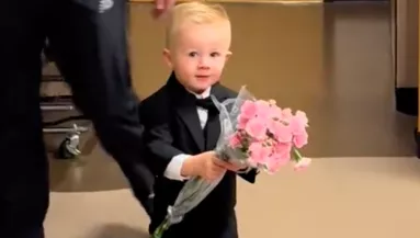 Nagyon ideges a kisfiú: ami vár rá, attól sokak szíve olvad meg - Videó