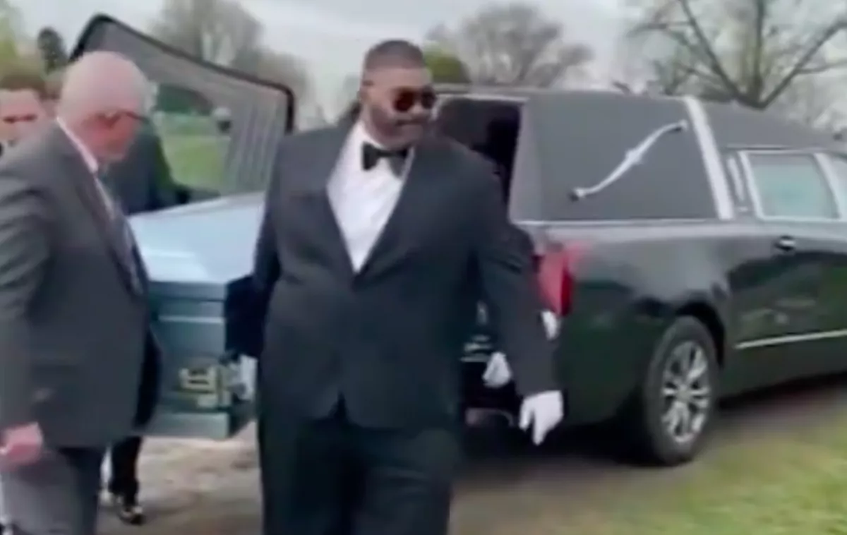 Koporsóban viszik a sírhoz a halottat: aztán rémisztő dolog történik - Videó