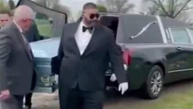 Koporsóban viszik a sírhoz a halottat: aztán rémisztő dolog történik - Videó