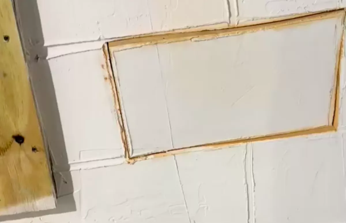 Házat vesz a nő: sokkolja, mit találnak a pincében a fal mögött - Videó