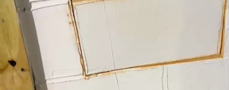 Házat vesz a nő: sokkolja, mit találnak a pincében a fal mögött - Videó