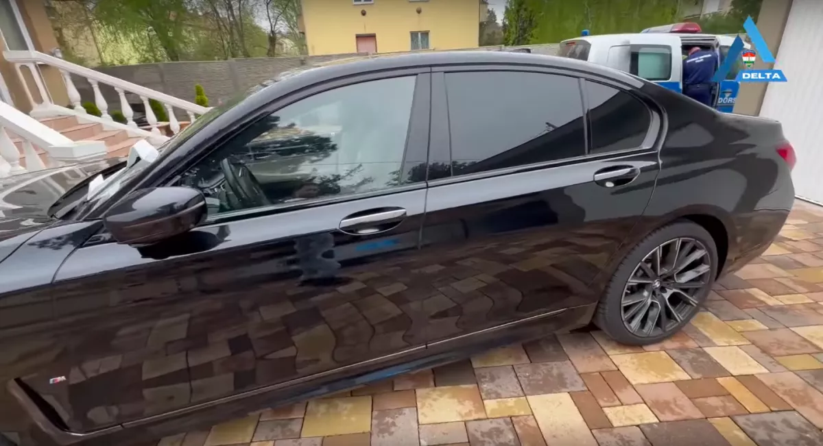 Ugrott a BMW, másik 7 kocsi, a luxus és a milliók: így ért véget a családi biznisz - Fotók