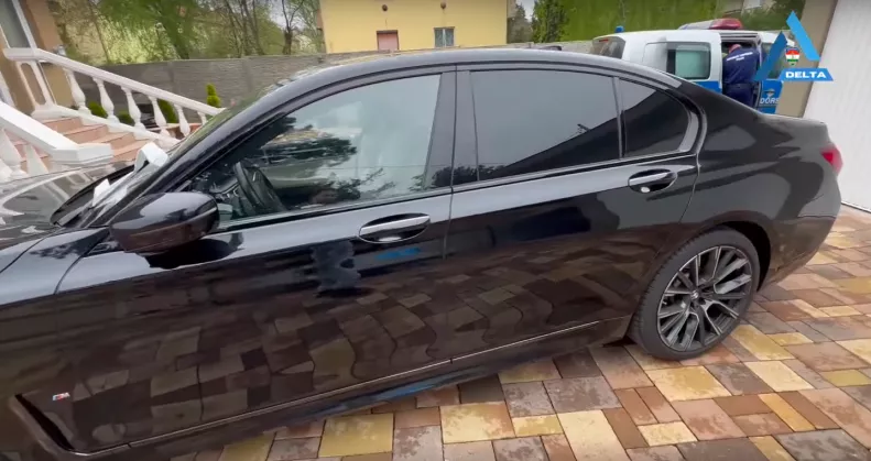 Ugrott a BMW, másik 7 kocsi, a luxus és a milliók: így ért véget a családi biznisz - Fotók