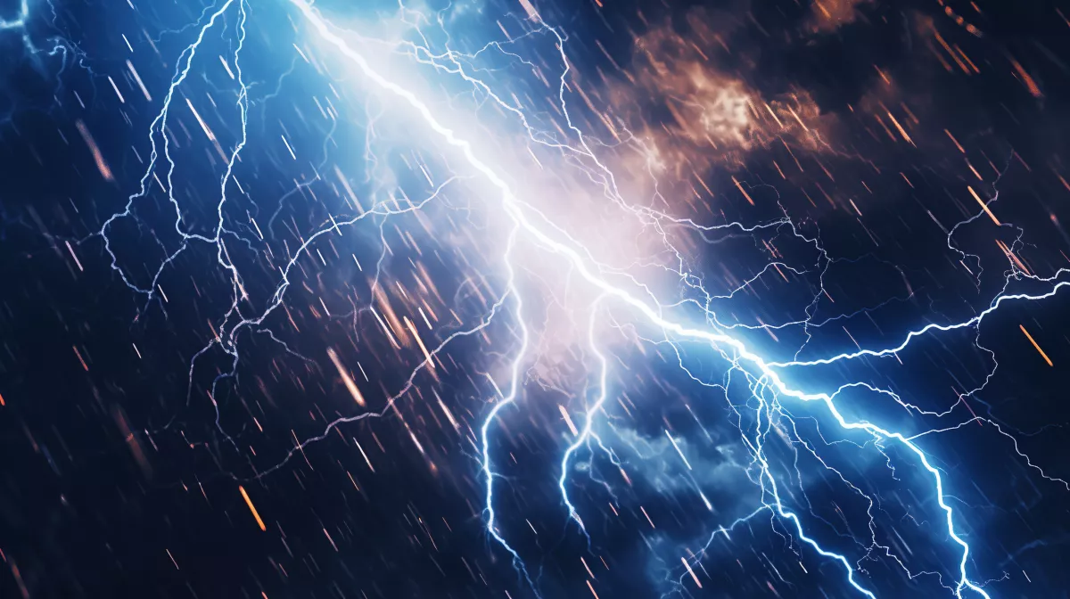 80 km/h-s szél, 2 centis jég, felhőszakadás: ezekre a vármegyékre frissítették a riasztást