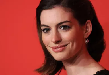 Anne Hathaway a botox csapdájában: a rajongóit sokkolják a friss képek