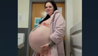 Ritka betegség miatt lett óriási a kismama pocakja: így néz ki a babája - Videók