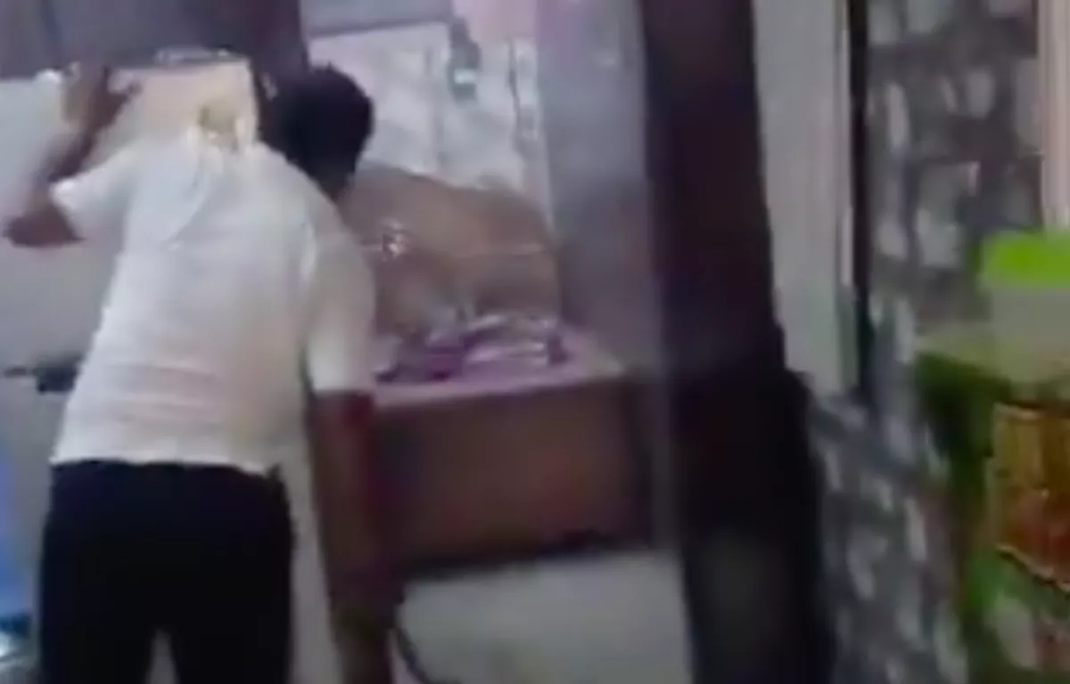 Furcsa hangokat hallanak szomszédok: amit a hálószobában találnak, senki nem hiszi el - Videó