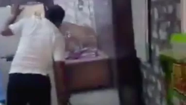 Furcsa hangokat hallanak szomszédok: amit a hálószobában találnak, senki nem hiszi el - Videó