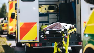 9 órán át feküdt a 17 éves lány holtteste a fürdőben: mert a mentősök összevesztek - Fotók