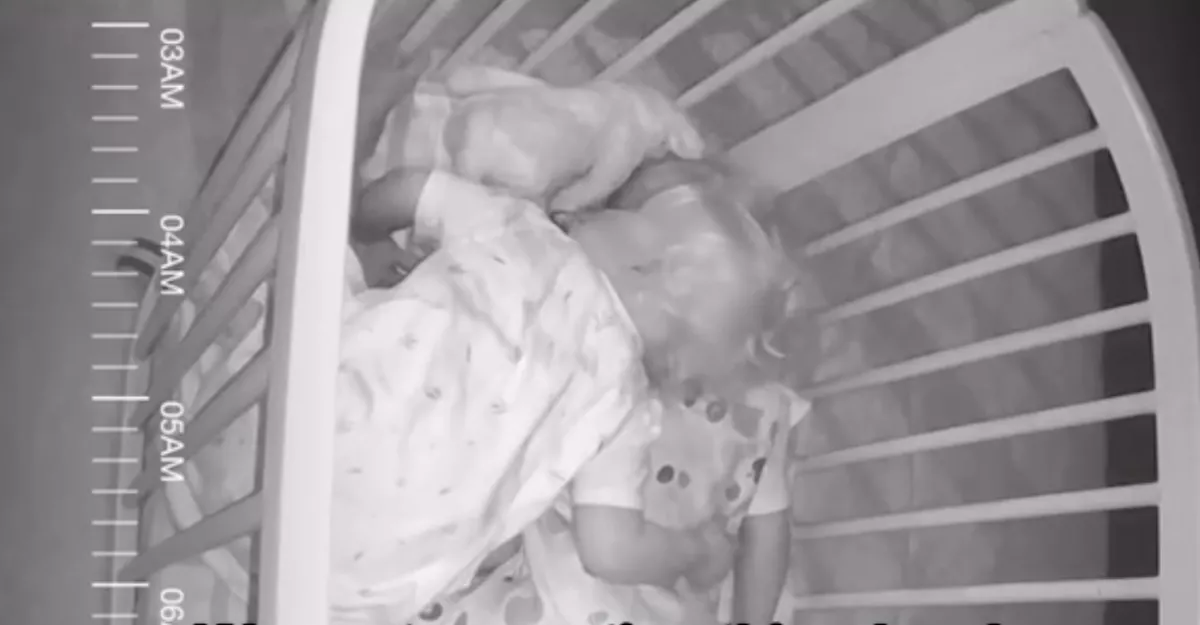 Ránéz a babakamerára az anya: amin az ikreit rajtakapja, megolvasztja a szíveket - Videó