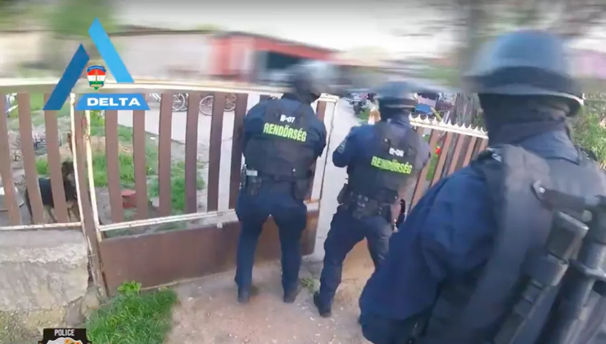 A kunhegyesi család méretes kutyája sem állt a rendőrök útjába: az apa-fia vállalkozás így ért véget - Fotók