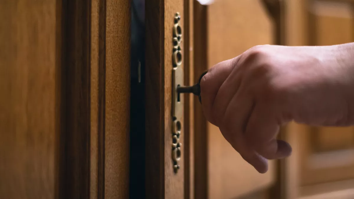 Elcsábította a nő a mostohafiát: a férj meztelenül talált rájuk a kanapén - Fotók (18+)