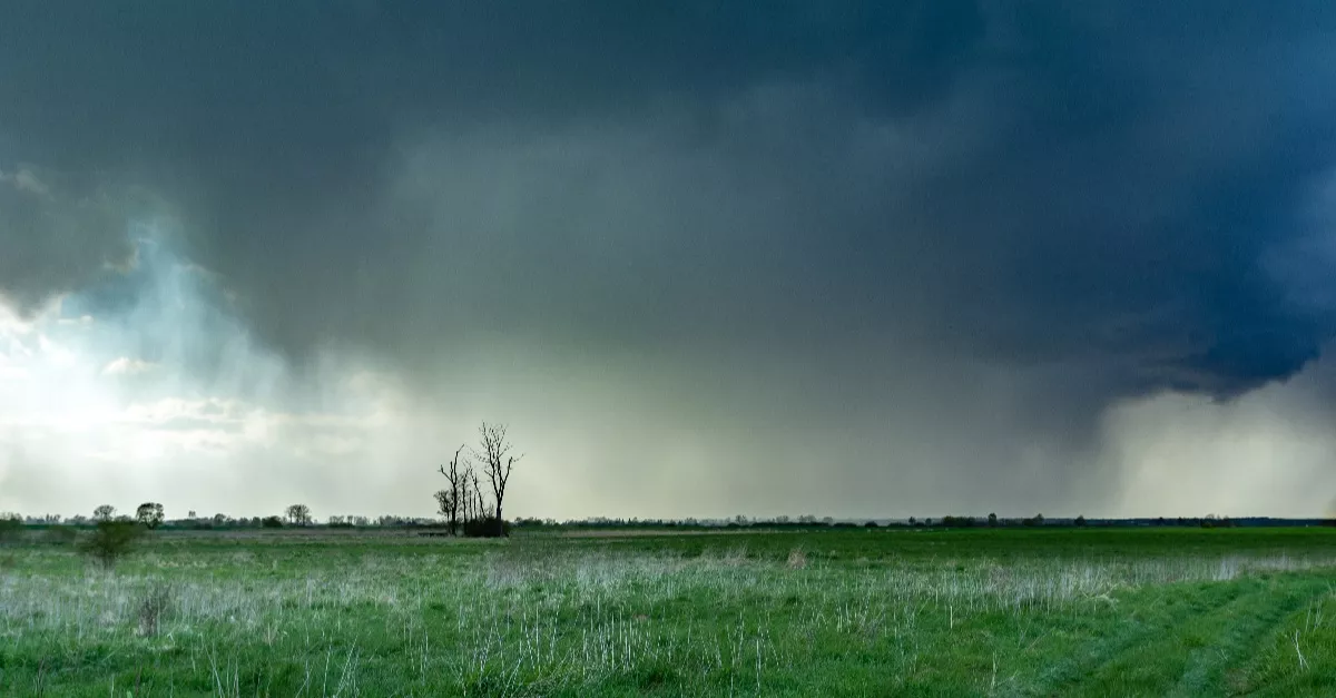 90 km/h-s szél, 2 centis jég és zivatarok: 7 vármegyére frissítették a riasztást