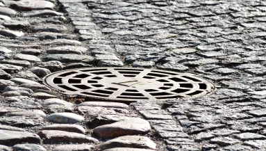 Beleesett a csatornába a gyűrű: egy 29 éves férfi halt meg a mentési kísérlet után a kórházban