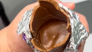 Beleharapott a csokinyúlba a nő: majd elhányta magát, amikor belenézett - Videó