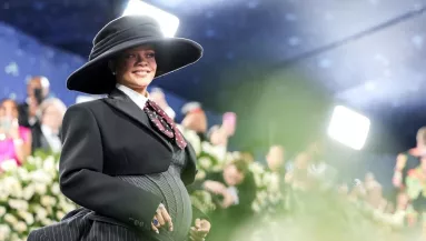 Met Gála 2025: Rihanna terhesen, Pamela Anderson felismerhetetlenül érkezett - Fotók