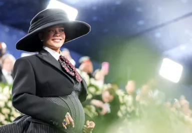 Met Gála 2025: Rihanna terhesen, Pamela Anderson felismerhetetlenül érkezett - Fotók