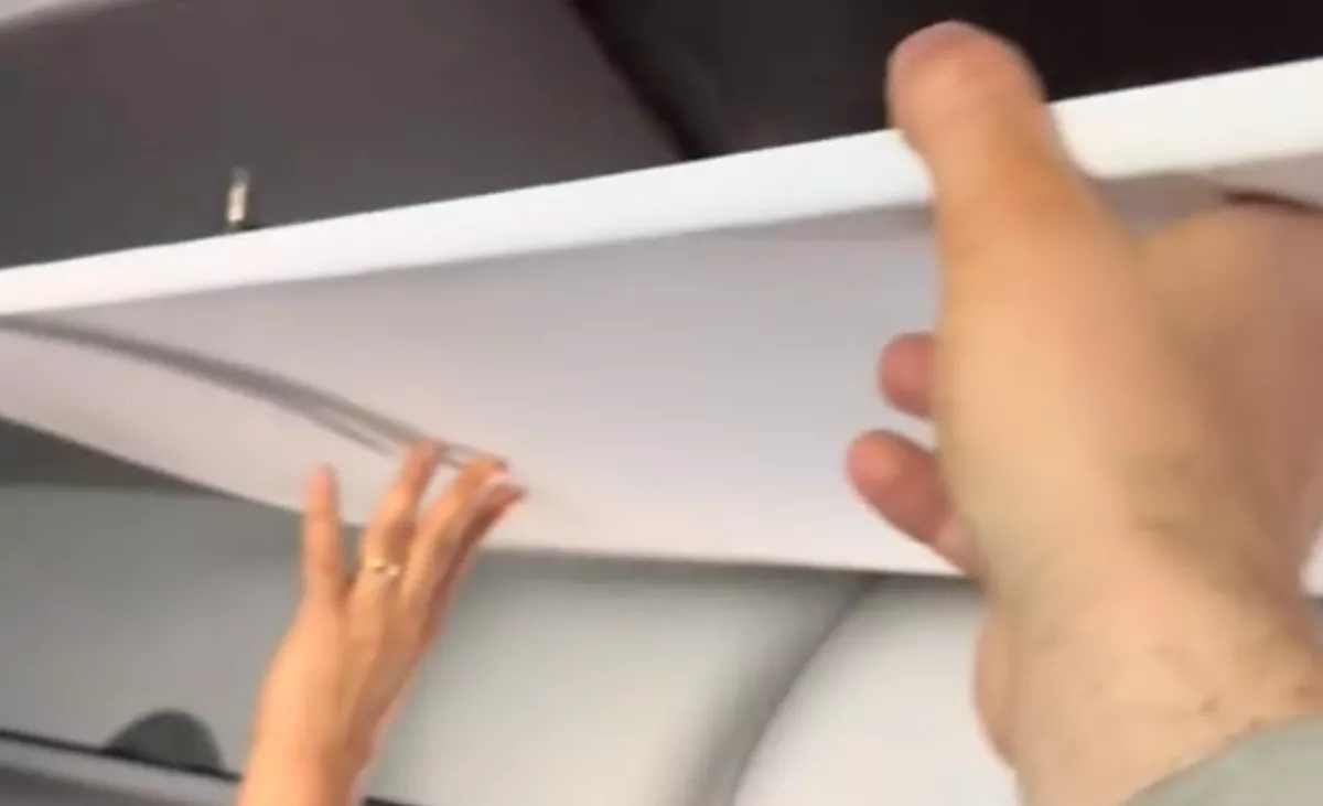 Sokk a repülőn: a felszállás után szakadt le a mennyezet - az utasoknak kellett tartani - Videó