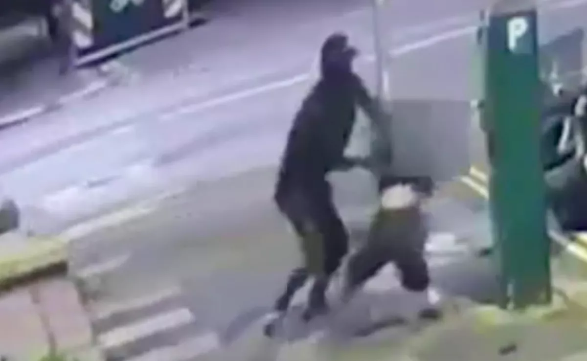 Erőszakkal rángatta a nő a férfit a kocsiba: a reakciójára azonban nem számított - Videó