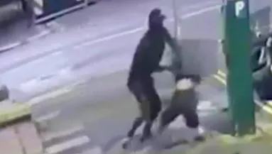 Erőszakkal rángatta a nő a férfit a kocsiba: a reakciójára azonban nem számított - Videó