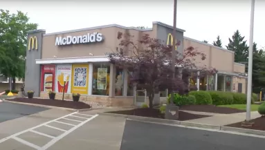 Ebbe a McDonalds-ba már nem engedik be a gyerekeket - Ez a döntés oka - Videó