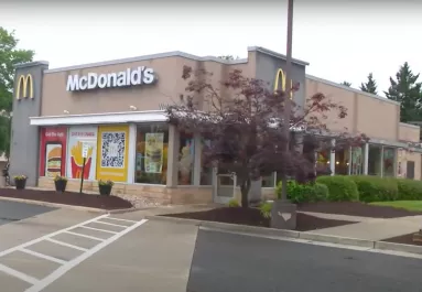 Ebbe a McDonalds-ba már nem engedik be a gyerekeket - Ez a döntés oka - Videó