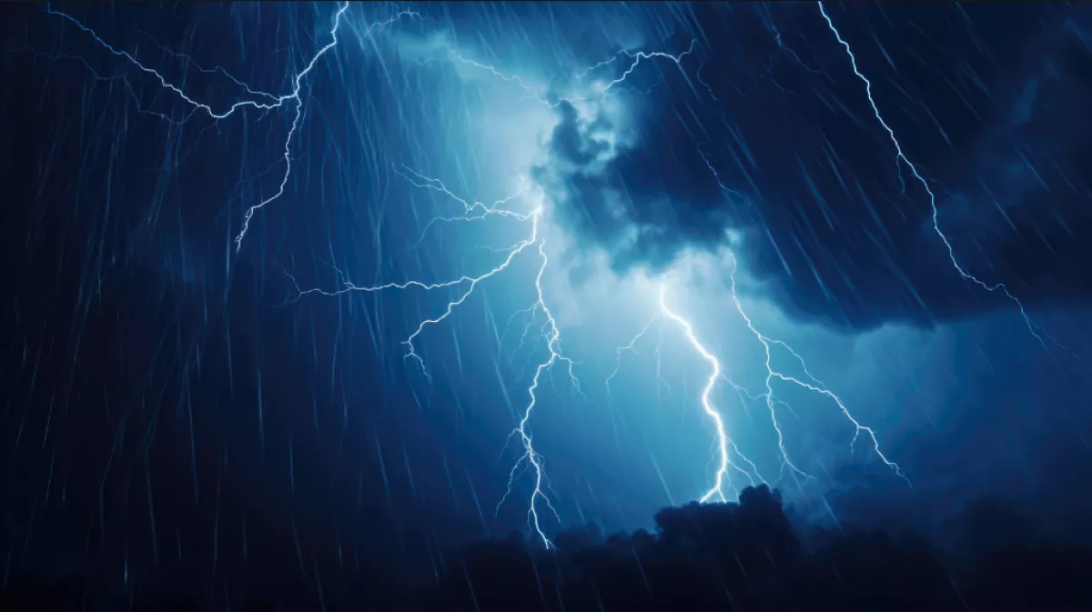 Csak óráink maradtak: zivatarok és jég miatt 11 vármegyét riasztottak 