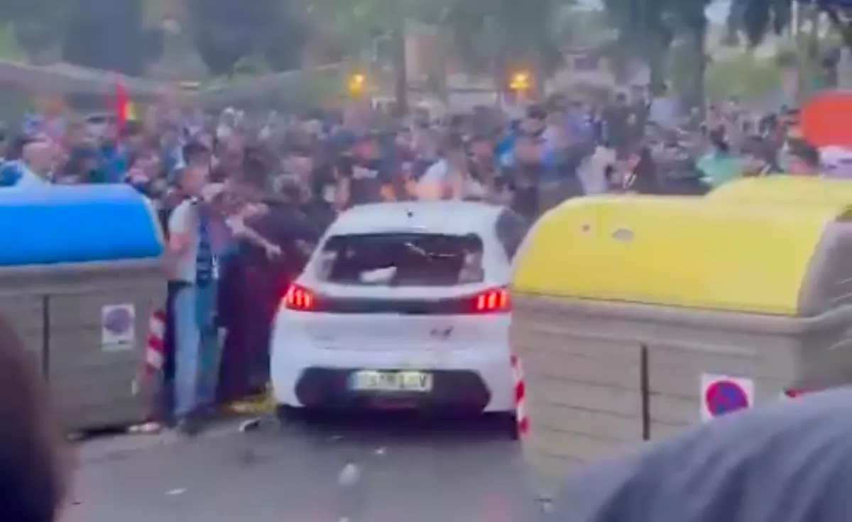 Megrázó videók érkeztek: egy Peugeot hajtott a tömegbe a Barcelona meccse előtt - Videók