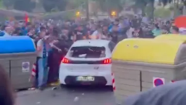Megrázó videók érkeztek: egy Peugeot hajtott a tömegbe a Barcelona meccse előtt - Videók